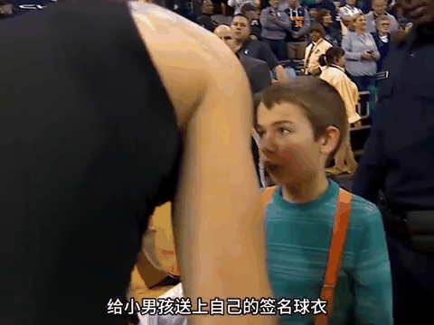 NBA比赛中球员之间的暖心互动