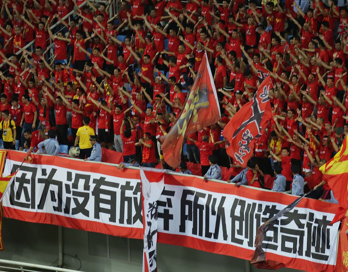 包含国内足球联赛高潮迭起，球队奋力拼搏的词条